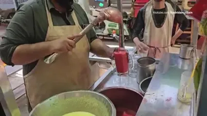 غذای خیابانی در پاکستان؛ هنر فروشنده خیابانی در تهیه آبمیوه موز و آناناس در کراچی