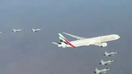 اسکورت جالب هواپیمای رئیس امارات با جنگنده های JF-۱۷ تاندر