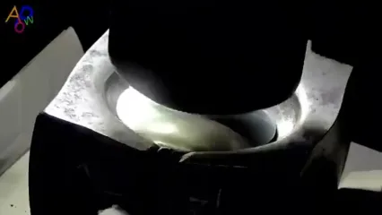 مراحل تولید انبوه کفگیر و ملاقه در کارخانه ای در کره جنوبی