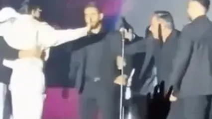 حمله یک هوادار به مجید رضوی حین اجرای کنسرت!