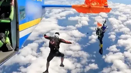 فیلم لحظه گیر کردن چتر اضطراری چترباز استرالیایی به دُم هواپیما