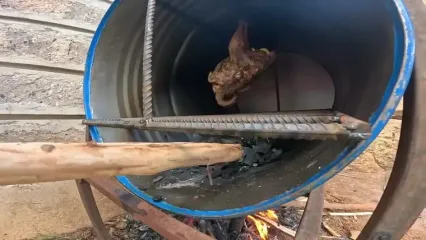 غذای روستایی در کنیا؛ کباب کردن مرغ در بشکه به روش یک بانوی روستایی