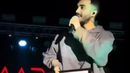 هدیه ویژه هوادار خانم به مهراد جم در حین کنسرت