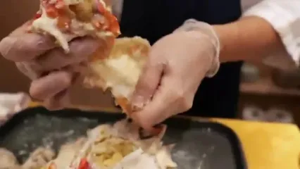 غذای خیابانی در ژاپن؛ پخت غذا با شاه خرچنگ، صدف دو کفه ای و خاویار در توکیو