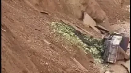 سقوط کامیون به دره؛ تصاویر هولناک از رانش زمین در ایذه