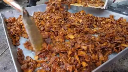 غذای خیابانی در تایوان؛ تهیه بستنی توت فرنگی و پخت نان بخار پز در تایپه