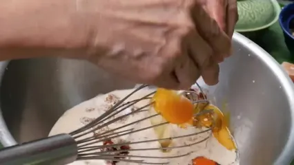 غذای خیابانی در تایلند؛ کباب کردن ماهی سرسوسماری غول پیکر در بانکوک