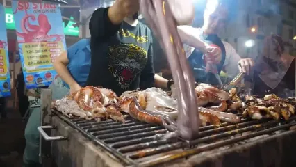 غذای خیابانی در مالزی؛ هشت پا کبابی در کوالالامپور
