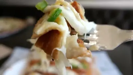 غذای خیابانی در آمریکا؛ پخت پیتزای غول پیکر با گوشت و سوسیس در نیویورک