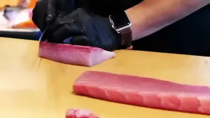 غذای خیابانی در ژاپن؛ برش ماهرانه ماهی تن و سالمون و تهیه ساشیمی لوکس با آن ها در توکیو