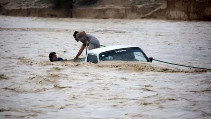 نجات شهروند گرفتار در سیلاب قائمشهر