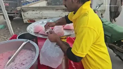 غذای خیابانی در پاکستان؛ تهیه میلک شیک توت فرنگی در کراچی
