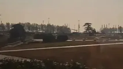 فیلم فرود غیرمنتظره یک هلیکوپتر در میدان آزادی