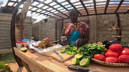 غذای روستایی در کنیا؛ کباب مرغ کامل در خاک رس و بادمجان کبابی