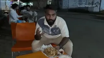 غذای خیابانی در پاکستان؛ پخت سیب زمینی تخم مرغ به روشی متفاوت در کراچی