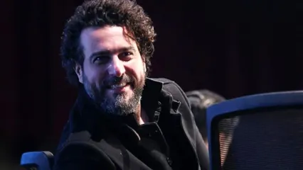 محسن کیایی در حال همخوانی با صدای علیرضا قربانی