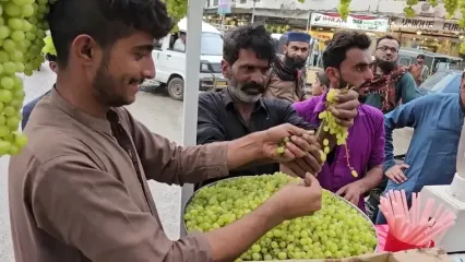 غذای خیابانی در پاکستان؛ تهیه میلک شیک با 500 کیلو انگور در کراچی