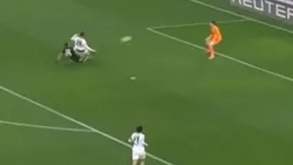 ویدئو: توپ به تیر نشست و گل نشد