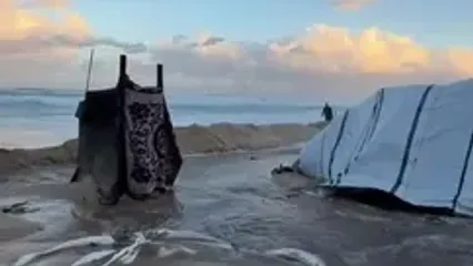 غرق شدن چادرهای آوارگان فلسطینی در اثر بارش و طغیان ساحل غزه