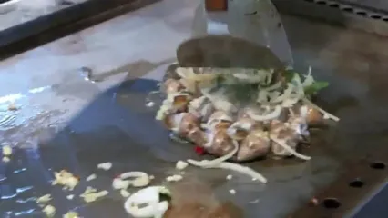 غذای خیابانی در تایوان؛ حلزون دریایی سرخ شده با سبزیجات در تایپه