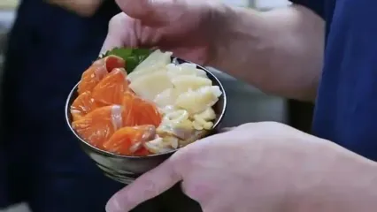 غذای خیابانی در ژاپن؛ تهیه ساشیمی با اژدها ماهی در توکیو