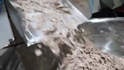 غذای خیابانی در کره؛ مهارت آشپزها در تهیه کیک برنجی شکلاتی در سئول