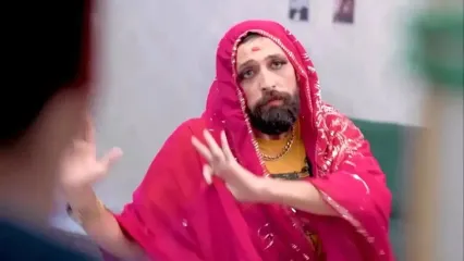 رقص هندی محسن افشانی با لباس زنانه و پابند الکترونیکی زندانی ها ... از رژلب قرمز رنگ و لباس هندی تا خال وسط دو ابرو و ریش و سیبیل ...