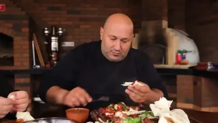 غذای روستایی در روسیه؛ کباب خرگوش و گوجه روی آتش