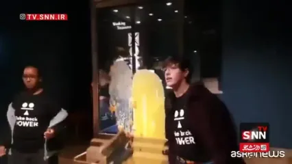 حمله معترضان به ویترین تاج پادشاهی بریتانیا