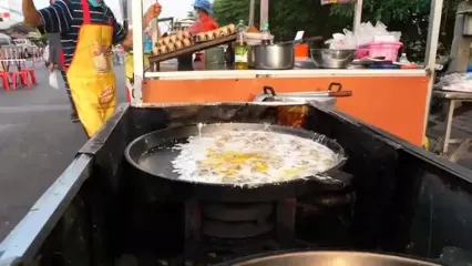 غذای خیابانی در تایلند؛ مهارت آشپز خیابانی در تهیه املت صدف در بانکوک