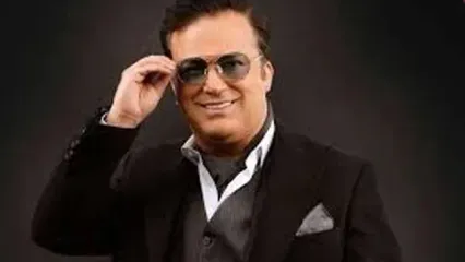 بوسه حامد آهنگی بر دستان مادرش در حین اجرای کنسرت!