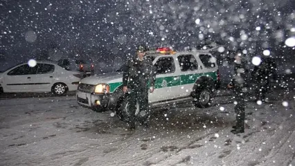 امداد رسانی به خودروهای گرفتار در برف و کولاک مشهد