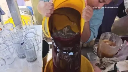 غذای خیابانی در پاکستان؛ تهیه شربت نیشکر با یخ در کراچی