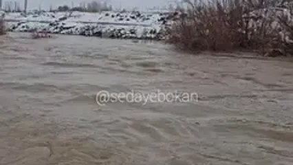 ببینید؛ تصاویر بی‌تابی سیمینه رود برای رسیدن به دریاچه ارومیه؛ طغیان رودخانه در آستانه ورود به بوکان مردم را خوشحال کرد