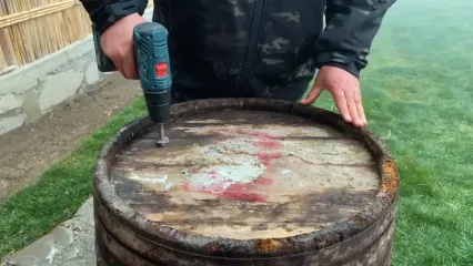 غذای روستایی در آذربایجان؛ تهیه سوسیس و پخت آن در بشکه