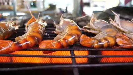 غذای خیابانی در تایلند؛ شاه میگوی کبابی و صدف و حلزون سرخ شده در بانکوک