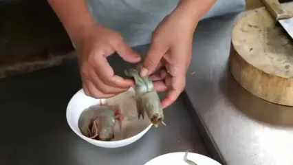 غذای خیابانی در تایلند؛ نودل با میگو، سبزیجات و برنج سرخ شده در بانکوک