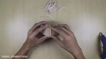 فرآیند درست کردن یک فانوس تزئینی زیبا با چوب بستنی در خانه