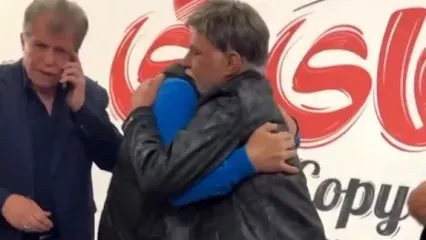 ادای احترام سعید سهیلی به مرتضی عقیلی با بوسیدن دستش