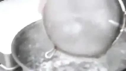 غذای خیابانی در تایلند؛ تهیه سوشی با خرچنگ، صدف، ماهی و مارماهی در بانکوک