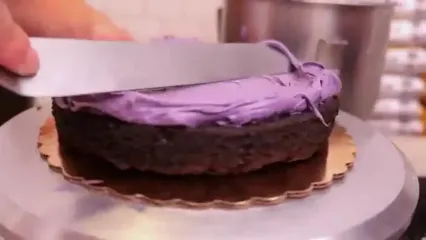 غذای خیابانی در آمریکا؛ تهیه کیک لایه ای بنفش در نیویورک