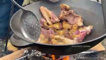 غذای روستایی در آذربایجان؛ پخت غذا با اردک و سیب زمینی در کوهستان