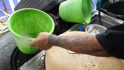 غذای خیابانی در تایلند؛ تهیه خوراک با خرچنگ، میگو و خرچنگ نعل اسبی در بانکوک