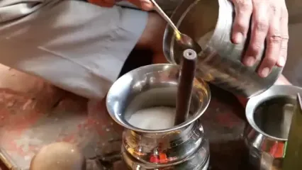 غذای خیابانی در هند؛ مهارت آشپز خیابانی در تهیه چای ماسالا در بمبئی