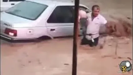 فیلم پربازدید از فداکاری یک شهروند ایذه‌ای در سیل