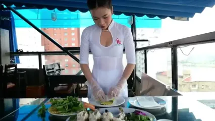 غذای خیابانی در ویتنام؛ تهیه دو نوع غذا با جعبه ماهی سمی در هانوی