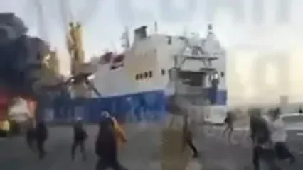 لحظه هدف قرار گرفتن کشتی باری ترکیه در اوکراین