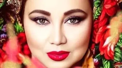 فیلم آواز / تارنوازی بهنوش بختیاری سر سفره باشکوه شب یلدا/ از هر انگشتش یه هنر میریزه اینه‌ها