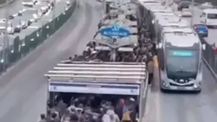 صف طولانی مردم برای سوار شدن به اتوبوس در استانبول!