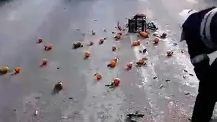 اقدام تحسین‌برانگیز پلیس راهور کرمان در جمع‌آوری میوه‌های پخش‌شده وسط خیابان